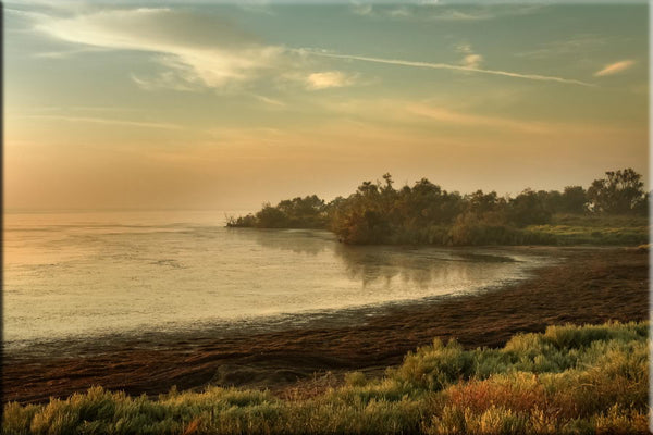 Paysage de Camargue : l'étang de Vaccarès au lever du soleil près des Saintes Maries de la Mer