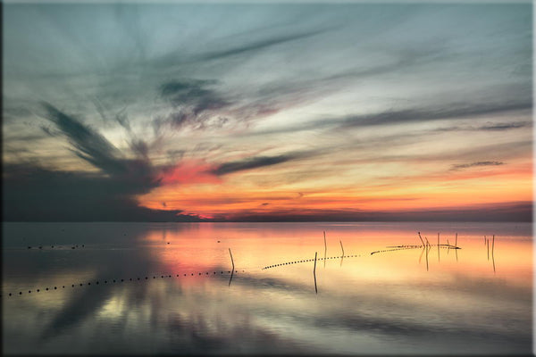 Paysage de Camargue : coucher de soleil sur l'étang de Vaccarès