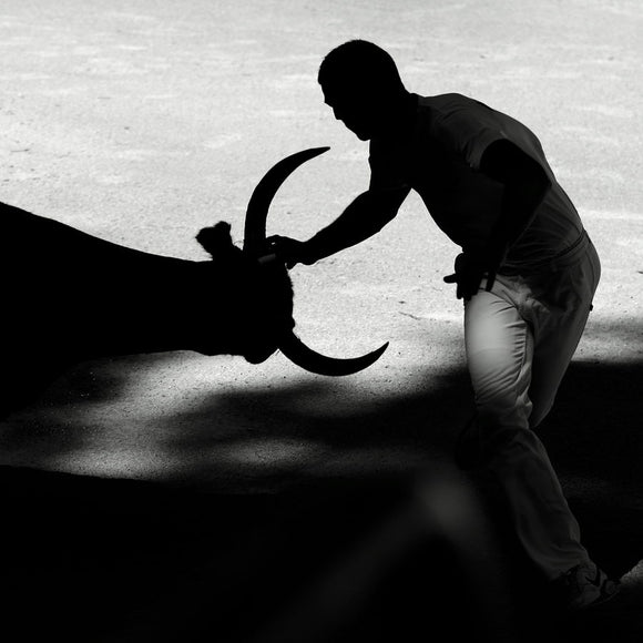 Razeteur et taureau dans une course Camarguaise