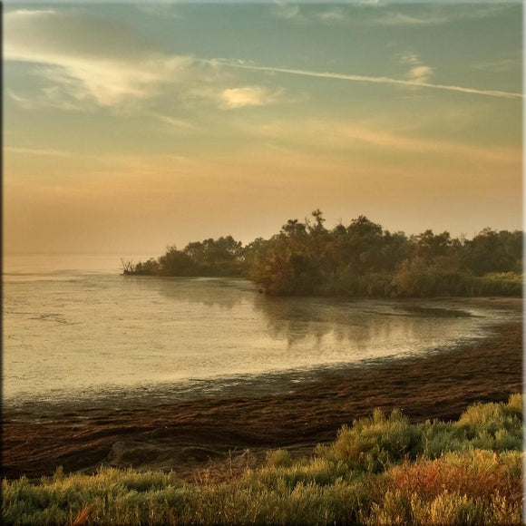 L'étang de Vaccarès au petit matin, vu de la digue de Méjanes en Camargue