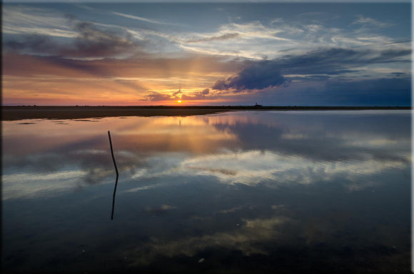 Paysage de camargue : coucher de soleil sur l'étang du Tampan